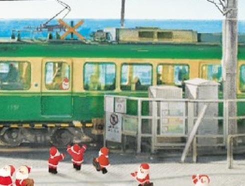 踏切を通過する江ノ電の車両のクローズアップ