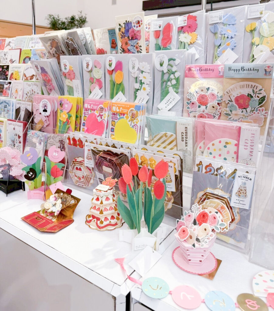 お誕生日カードや、人気のお花のブルーミングカード、ミニチュアサイズのコレクションしたくなるハコシールなど