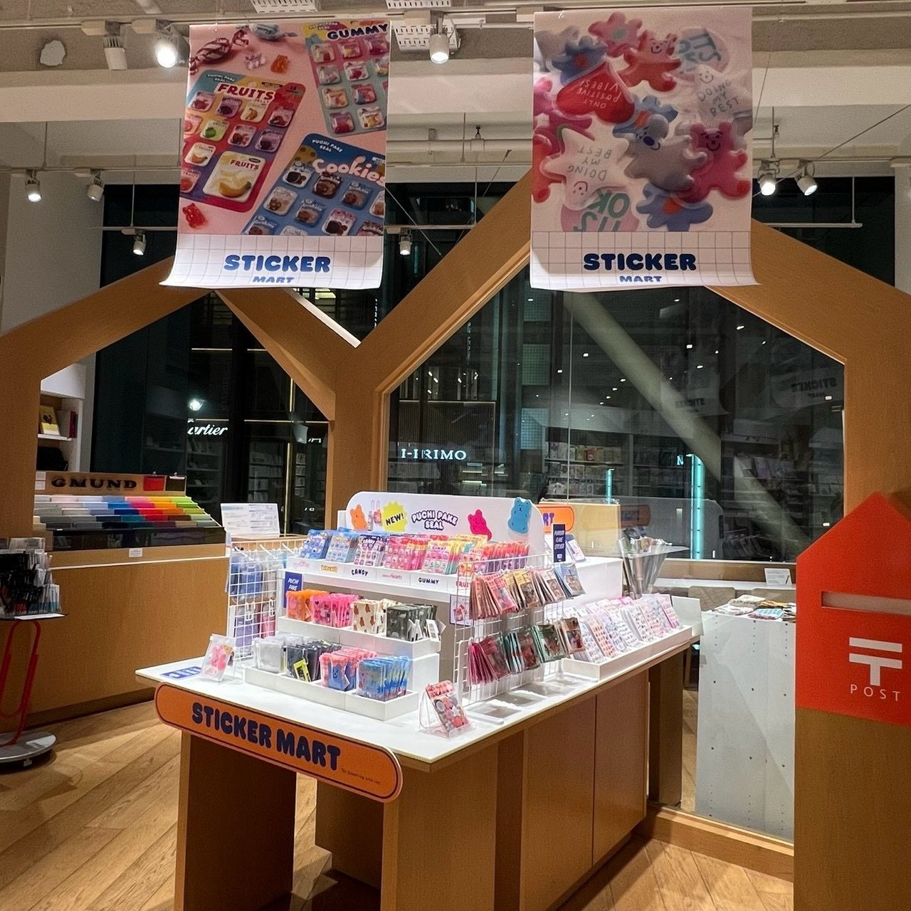 銀座・伊東屋 G.Itoya 2階の「STICKER MART」売り場。プチパケシールなどカラフルなシールが並ぶ什器とSTICKER MARTのタペストリー