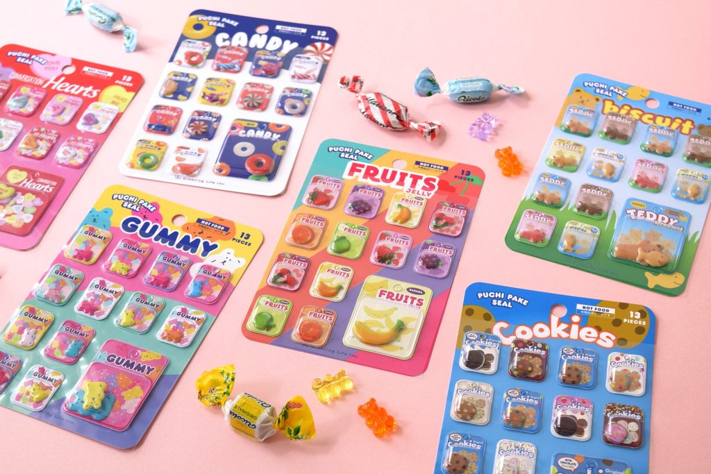 お菓子のパッケージ風にデザインされたプチパケシール全6種を並べた商品イメージ
