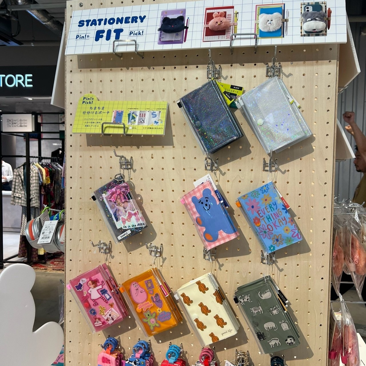 「STATIONERY FIT」コーナーの什器に吊り下げ陳列されたスリムペンケースやクリア下敷きなどの手帳まわりアイテム